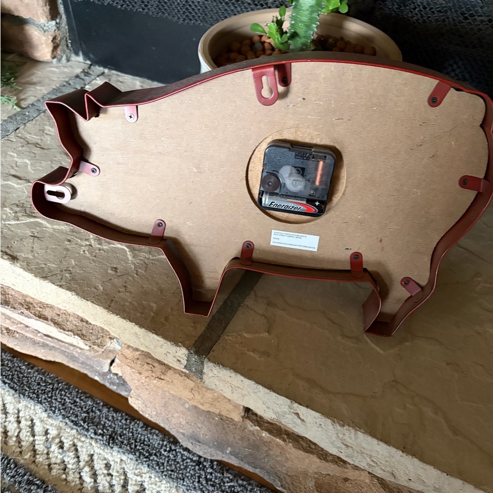 Rustic Pig-Shaped Wall Clock - Red - Picture 3 of 4
